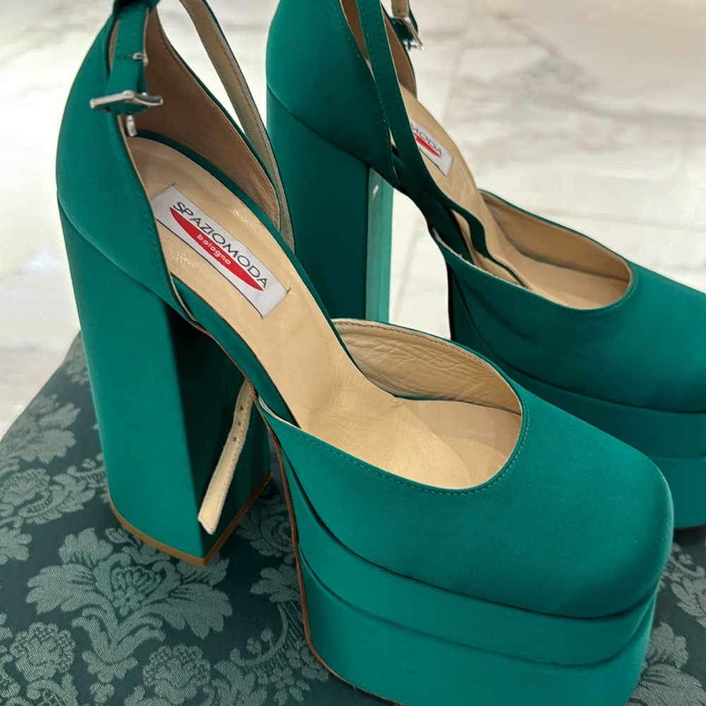 Spazioda green satin platform shoe never worn